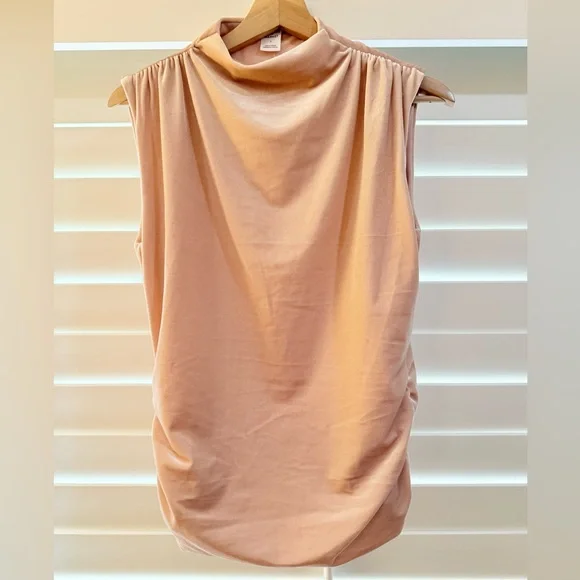 Elegant Sleeveless Peach 🍑 Top - Picture 1 of 3